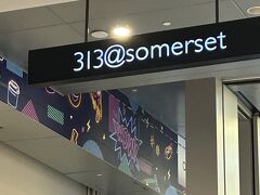 左側にサマセット駅直結のショッピングセンターから下の降りたらMRT