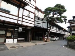 湯畑周辺では人混みをぬうように進み、何とか予定の30分遅れの3時半頃に今夜のお宿に到着
「大阪屋」
宿玄関で 車を降り 鍵を渡してチェックイン
車はスタッフの方が駐車場まで運んでくださるそうです

湯畑までは徒歩1分の好立地
それでいて旅館前の道は観光客や車はちらほら通る程度。とても静かで落ち着いた雰囲気で、これから訪れる湯畑の雑踏が嘘のようです