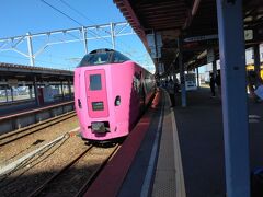 なつかしい？
ピーチ色の特急ニセコ・はまなす編成との再会。
ほんの30分前まではへけけパイセンと一緒に楽しく「鉄道ふたり旅」してたんだよなあっと、もう感慨モード