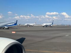 祝日のせいか羽田空港はすごい人混み。
離陸待ちの飛行機も大渋滞です。