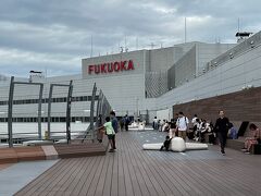 福岡空港に到着。天気予報が良くなかったので、雨が降らないうちに展望フロアへ。
座るところがたくさんあって、飲食店もあって、楽しめる展望フロアです。