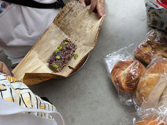 息子達が、パンショップで気になるパン数点と、フードコートで「近江おこわ」を買ってきてくれました。