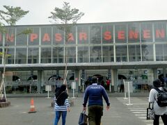 「パサール・スネン駅」まで来ました。
日本のJRに相当する鉄道駅で、日本語では「月曜市」の意味だそうです。
結構近代的な建物でした。