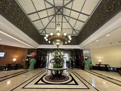 【旧）ヒルトンジャカルタ→現）スルタンホテル】

1時間半ほどの経ち、昔見慣れた道（当時は、免許を取り、自分で運転もしていたので、結構、いろいろな場所の道は覚えていた...）を何本も通り過ぎ、

本日より宿泊するホテルは、ジャカルタのスマンギ交差点にある旧）ヒルトンホテルに到着した。

昔は、危なくて、うかうか乗れなかったジャカルタタクシーだが、今はGrabもあるし、ブルーバードも相当数が増えていて、自家用車がなくても、単独で簡単に移動ができる様な時代になっていた...