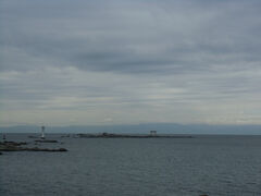 森戸大明神から見える名島。
海岸から７００ｍほどのところにある島で、赤い鳥居が目印です。

