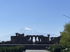 10分ほど走ってスヴァルトノツ教会跡にやってきました。
アララト山がまたきれいに見える場所です。
先ほどのエチミアジン大聖堂と一緒に「エチミアジンの大聖堂と教会群ならびにズヴァルトノツの考古遺跡」として世界遺産になっています。