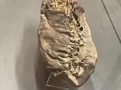 最初に紹介されたのが人類最古と言われる革靴。