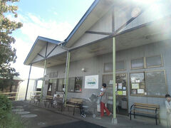 鼻高展望花の丘の隣にあり、徒歩でも行ける長坂牧場。
その中にあるのがタンポポ長坂牧場内工場・直売所です。
牧場の搾りたての良質な牛乳で作った飲むヨーグルト、ジェラート、チーズなどを販売しています。
平日にもかかわらず、ひっきりなしに車でお客さんが訪れていました。

