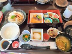 ということで、今日は胃にやさしい感じがいいなあ（昨日久々飲んだし）と、おかゆにしてみました。子供たちも意外なことにおかゆチョイス。あんまり食べないからねえ。今度中華街のおかゆ食べてみようね！