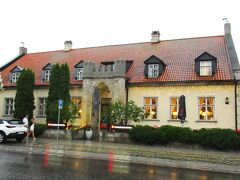 下船してから1時間走り、
19：30　サーレマー島の中心街に在る
｢Arensburg Boutique Hotel & Spa」着｡

通りに面した古風な旧館は300年以上の歴史を持つ邸宅を改装したもので、
2002年6月にホテルとしてオープンしました。

ちなみに、Arensburg とはドイツ語でクレッサーレ （エストニア語：Kuressaare）を表します。