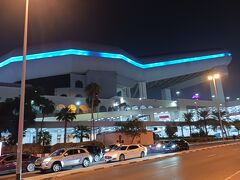 モールに併設している室内スキー場のスキードバイ。
日本でいうと昔のザウスがららぽーととくっついているイメージですね。

ホテルの前まで友達が送ってくれて助かりました。

そんな感じでドバイ初日も終了しました。