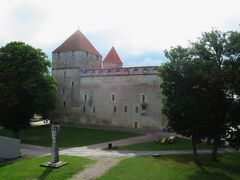 まずは徒歩で直ぐ近くの「クレッサーレ城」に行きます。

その後、バスに乗ってサーレマー島・ムフ島内の観光です。
・カーリクレーター
・アングラの風車
・カルヤ教会
・ムフ島野外博物館