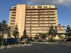 10/9 14:30 今年2月に開業したビーチフロントに2泊します。
駐車場はホテル前(リゾートビュー室側）にありました。
オーシャンビュー室は反対側です。
