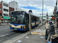 阪神杭瀬駅北のバス停から、9時36分発の宝塚ゆきに乗ります。阪神国道線時代は「北杭瀬」という停留所でした。
現在では、このバス停に発着する路線は宝塚ゆきしかありませんが、武庫川の手前まで国道2号線を走るので、阪神尼崎発着の上甲子園、西宮方面への路線へのつなぎとして利用できます。

