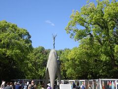 平和記念公園は、様々な言語の多くの観光客で賑わっていました。
