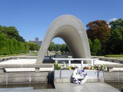 前日の10月11日に、日本原水爆被害者団体協議会（日本被団協）がノーベル平和賞を受賞されたタイミングでした。

原爆死没者慰霊碑の向こうに見える平和の灯。1964年に灯されて以来、「核兵器が地球上から姿を消す日」まで燃やし続けられています。

こんなにたくさんの国から多くの観光客が訪れて、原爆の恐ろしさや平和の尊さを学んでいるはずなのに、なぜこの火が未だ消えることが無いのでしょうか…？