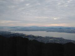 画像は部屋からの眺望。
宿坊ですが完全にホテルです。なので、12月で標高700ｍ近くの宿坊でも快適。
立地の良さが一番の利点ですが、琵琶湖の眺望も素晴らしいです。
残念ながら雲が厚くて月や朝日は拝めず。
