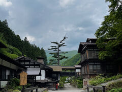 　上毛高原駅の駅レンタカーで車を借り、約40分ほどで法師温泉 長寿館に到着。

　長寿館には以前に母と来たことがあります。その時も、父が亡くなって元気のない母に、温泉でゆっくりしてもらおうと一緒に来ました。その時から全く変わらない外観の長寿館は、安心感を与えてくれます。

※この辺りは東京や大阪よりも随分と涼しいです