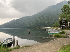 夕方の湯ノ湖。日中は人が多かったのに5時くらいにはいなくなり、鮎釣りの人がいるだけ。この時気温は20℃くらいで本当に涼しい。