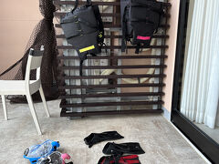 部屋に戻りシャワーを浴びてベランダに用具を干しました。
海・プールから水着で部屋へ戻る場合は部屋に専用の上着が置いてあります。