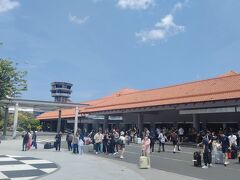 バリ島のデンパサール国際空港に着きました。
2017年に訪れていますが、空港周辺は整備されていて様変わりしていました。
ここからGlabバイクで本日の宿泊ホテルのあるクタへ移動（5㎞程）しました。
安全リスクはあるかもしれませんが、空港から100円は魅力です。