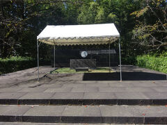 エジソン記念碑（明治１２年、エジソンが白熱電球を発明した。扇子を見て、その骨でフィラメントを作った。長持ちした為、探検家ウィリアム・ムーアが日本の「八幡竹」を見つけ、１０００時間以上輝いた為、１０数年間、男山の真竹が使われた。昭和９年に記念碑建立。昭和３３年に当地に移転。昭和５９年に建て替えした。）