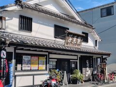 こちらが、朝『篠山食料品店』で買った『黒豆パン』を製造している『小西のパン』さん。
『黒豆パン』を売っているお店はほかにもいろいろありますが、
最初に作って売り出されたのはこちらだと思います。
少し甘めのふんわりした生地に、ふっくら炊かれた黒豆がいっぱいちりばめられています。3個入りで660円。

