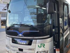 京王線に乗り込んでみて、混んでいるからと各駅停車に乗ろうと時計を見たら。。。急行に乗らないと間に合わない時間でした。しかもそれでも、スーツケース所持、つまり階段不可縛りであればギリギリという始末。平地部は駆け抜けてエスカレーターに駆け込み、バスタ新宿4階まで必死の思いでなんとか間に合いました。

やっぱり18きっぷにすれば良かった。。。