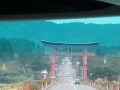 羽黒山大鳥居が見えてきました。ここはバスで通過します。