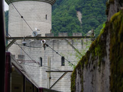 西洋風の城のような発電所。こちらを含め、見どころはほぼ右側にあり、左側に座ったためほとんど写真を撮れませんでした。猫又で折り返しても座席は変わらず、地震の影響で仕方のないことですが、座席を変わらせてくれれば良いのにと思います。