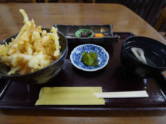 昼食はきときと庵で白エビの天丼を食べました。この辺りは海からは離れていますが、富山の白エビは美味しかったです。