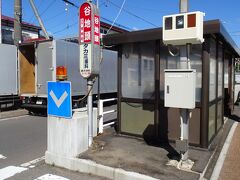函館市電「函館駅前」から谷地頭行きに乗り終点「谷地頭」で下車
（所要時間約14分、料金230円）