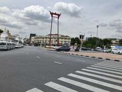 サオチンチャー
大きな朱塗りのフレームの形をした有名なモニュメント。