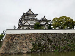 北東方面からの岸和田城　1954年復興

3館共通券700円（岸和田城300円・岸和田だんじり会館600円・きしわだ自然資料館200円）を購入しました。きしわだ自然資料館は行きませんが、それでも200円お得になりました。