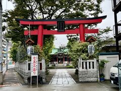 朱塗りの鳥居。