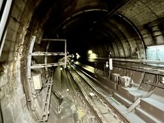 木場駅方向、まん丸なトンネルです。
地盤が軟弱なことから、門前仲町駅～木場駅～東陽町駅の間1,770.06 mの区間は、全円断面の単線シールド工法によって建設が進められました。