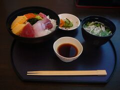 海の駅でまず昼食・・海鮮丼です

おなかを満たしたら・・