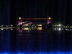 夕飯後の運動がてら　近くの　環水公園へ
夜はライトアップをしています・・かなり人がいましたね