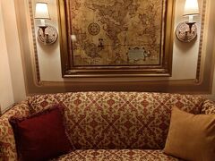 ここで二手に別れます。子どもたちはファンタジースプリングスエリアに残ってアトラクションを堪能。

私だけミラコスタに戻ってきました。2Fのギフトショップでバケパ特典グッズの交換をします。

お部屋で少し休憩したり荷物の確認をしてチェックアウト。これもテレビ画面でできるから便利ですね。