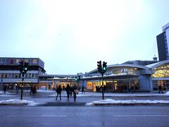 45分ほどでストックホルム中央駅に隣接するバスターミナルに到着。
ところどころ雪が残っている道をゴロゴロスーツケースを連れてホテルへ。
あ、パラパラ雨降ってきた…。