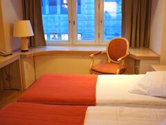 チェックイン可能な3時ちょっと前にホテルに着いたので、ちょっと早いけどチェックインできますか？と訊くと「Sure！」もちろん！とのお返事。

スタンダードツインはバスタブ付き。そこはヨカッタ！なんですけど、ちょっと部屋は狭いかな。天井がヨーロッパのホテルにしては低めなのも狭く感じさせる要因かも。