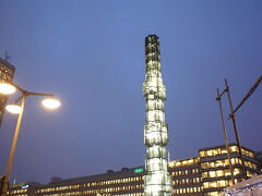 ひと休みしたら、ご近所をウロウロ。予定では、もうちょっと遠くへ行こうと思ってたんですけど、もう薄暗いし、雪降ってくるし…。
セルゲル広場のイルミネーションはトナカイかな。