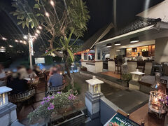 今回はバリ島の南東に盲腸のように突き出たヌサドゥアという地区に泊まります。料金は空港からインドネシアルピア（IDR）200,000程でした。大体100分の1で日本円になるので2千円くらいです。
チェックインしたらもう良い時間なので、夕食を食べに行くことにします。ホテルは表通りから数百メートル海岸に向かって入ったところにあるので、レストランのある表通りに出るには薄暗い細い路地を歩いて行きます。
ちょっと心細い気がしましたが、表通りに出れば良さそうなレストランが並んでいて、その内の一軒に入ることにしました。