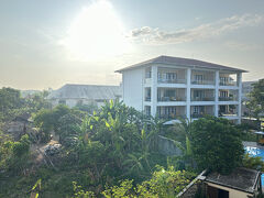 今日はツアーでレンボンガン島に渡ります。
ホテルに迎えが来てくれる筈なのですが何故か連絡がありません。
支度を全て済ませて、朝食会場が開く7時半に合わせて部屋を出ます。ロビーを通って朝食会場に向かおうとしたところ、ツアーの迎えのドライバーと鉢合わせしました。
事情を説明したところ、このホテルのピックアップ時間は7時45分目処だとのことなので、さっと食べられるものだけお腹に入れてスズキのミニバンに乗り込みます。今日はシュノーケリングもやるので空腹は禁物です。