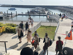 サヌール港にはあまり大きくない高速船が数多く止まっています。
港の建物の中に切符の改札がありますが、これから乗るのが乗合船なのか、専用船なのか今一つ分かりません。
とりあえずガイドさんの後ろに着いて行くだけです。