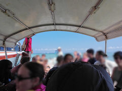 レンボンガン島には何故か桟橋ではなくビーチから上陸します。
島には車も走っているので、桟橋がないとはちょっと考えられないのですが、桟橋のキャパの問題なのか権利の関係なのか、それとも気分を出すためなのかは分かりません。
小さいボートに移乗して砂浜に到着です。