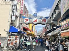 上野公園に行く途中にアメ横を通ってみます。

もちろん名前は聞いたことはありましたが、「アメリカ」色のある商店街に由来したネーミングと思っておりました。申し訳ございません。

