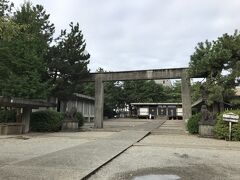 お堀をぐるっとまわってお参り
本殿と拝殿の間のお庭に、鹿さんの像があってね、、だいぶ凝った造りでびっくりしました、、