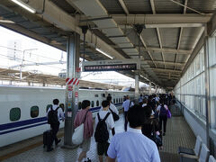 　１時間20分で、豊橋駅に到着。ホームが人波で埋まりました。豊橋に止まる「ひかり」は２時間に１本しかないので、利用者が集中するみたいです。
　都市の規模を考えれば、１時間に１本はほしい速達便。リニア新幹線が開業の暁には、きっと実現してくれるものと思います。
