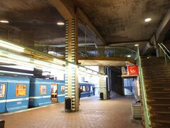 地下鉄をスルッセンで降りて、バスに乗換えです。
この写真に撮った階段と線路をまたぐ通路のあたりって、スウェーデン版の映画「ドラゴン・タトゥーの女」で主人公のリスベットが襲われた場面のロケに使われたと思うんですよね。きゃ～♪とひとり盛り上がったりして…。

C乗り場から474番のバスに乗り、チケットを見せたら、最初に地下鉄に乗った時に刻印された2つ分からさらに1つ刻印されました。グスタフスベリに行くには合計3つ必要なんですね。